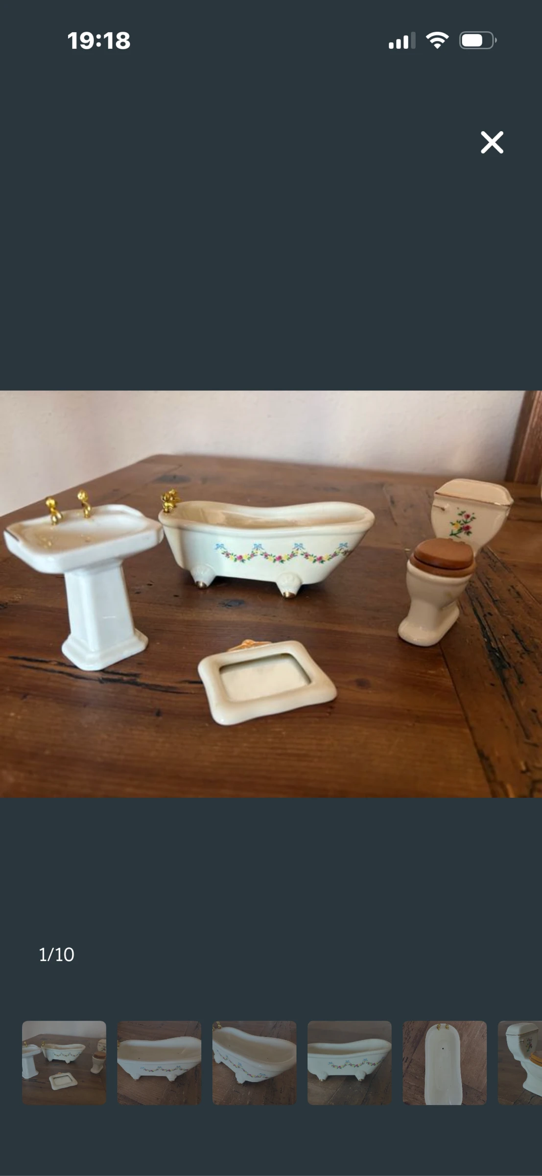 Baño porcelana: lavabo, bañera, inodoro y espejo
